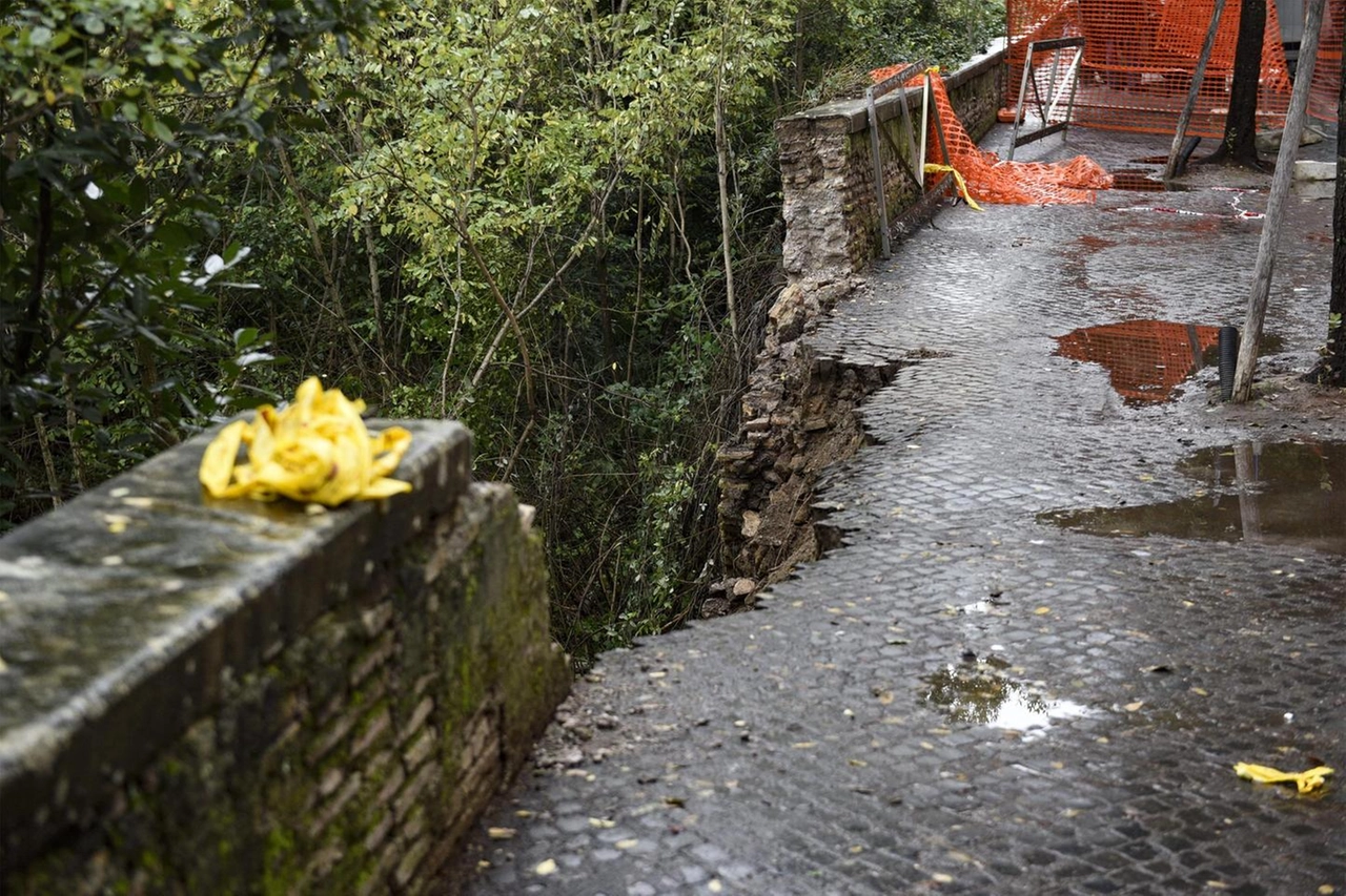 Un muro di contenimento in tufo crollato a Roma (Ansa)