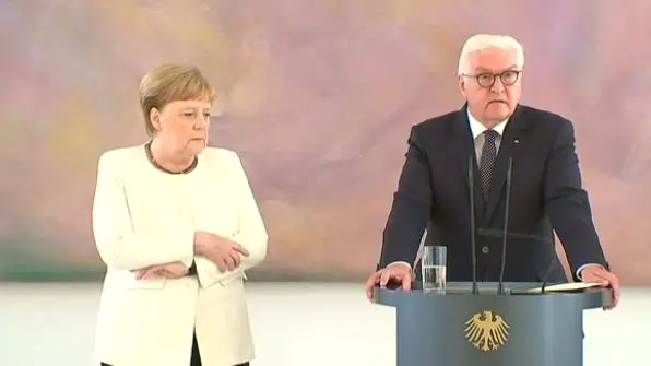 Angela Merkel, nuovo malore. Tremori in pubblico: il video