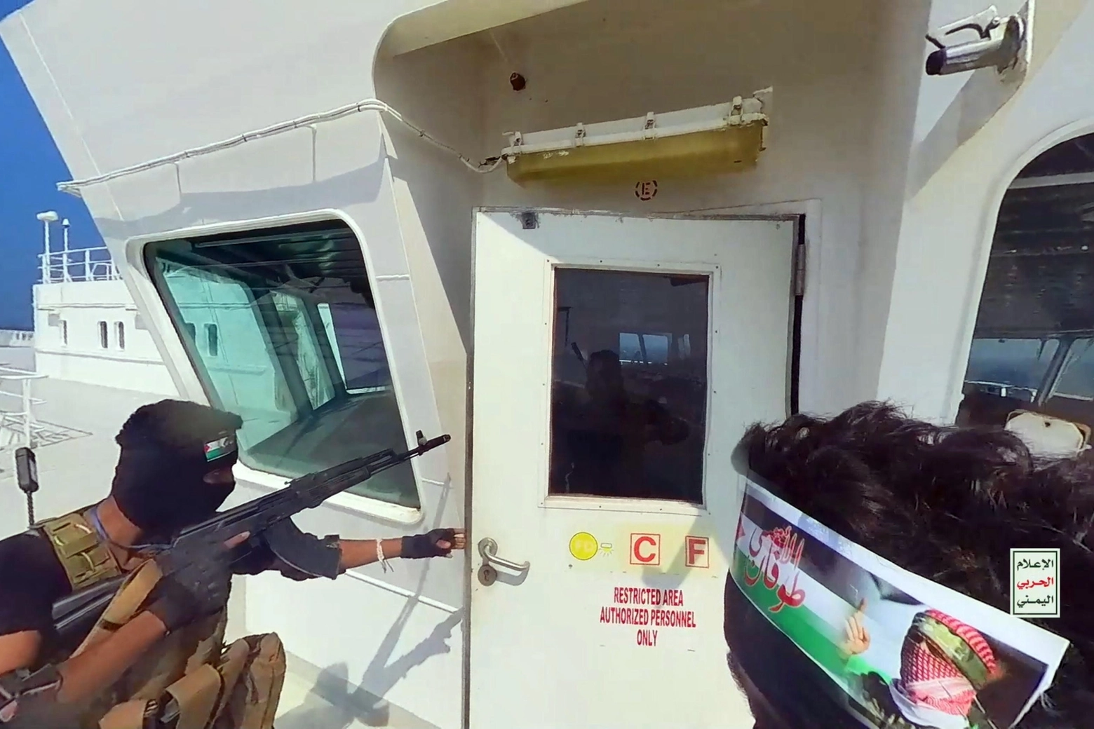 Miliziani Houthi yemeniti su una nave nel Mar Rosso
