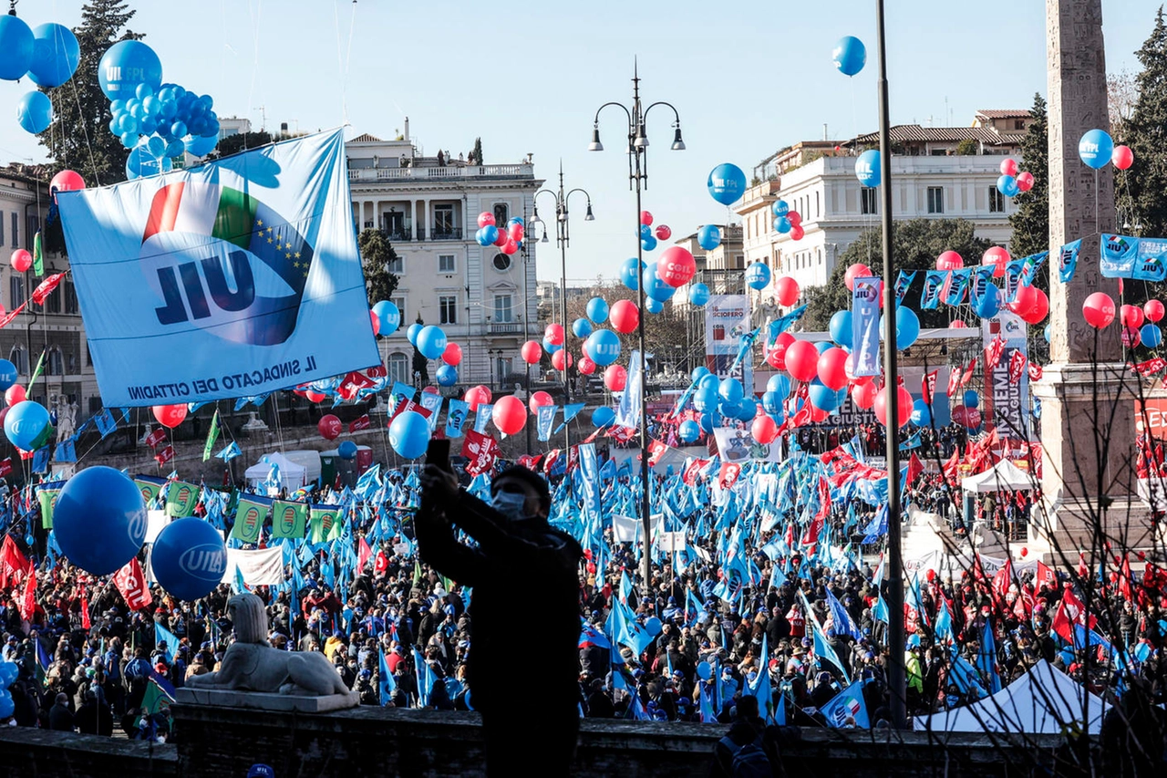 Una veduta di piazza del Popolo in occasione della manifestazione "Insieme per la giustizia" nell'ambito dello sciopero generale Cgil e Uil, Roma, 16 dicembre 2021 (Ansa)