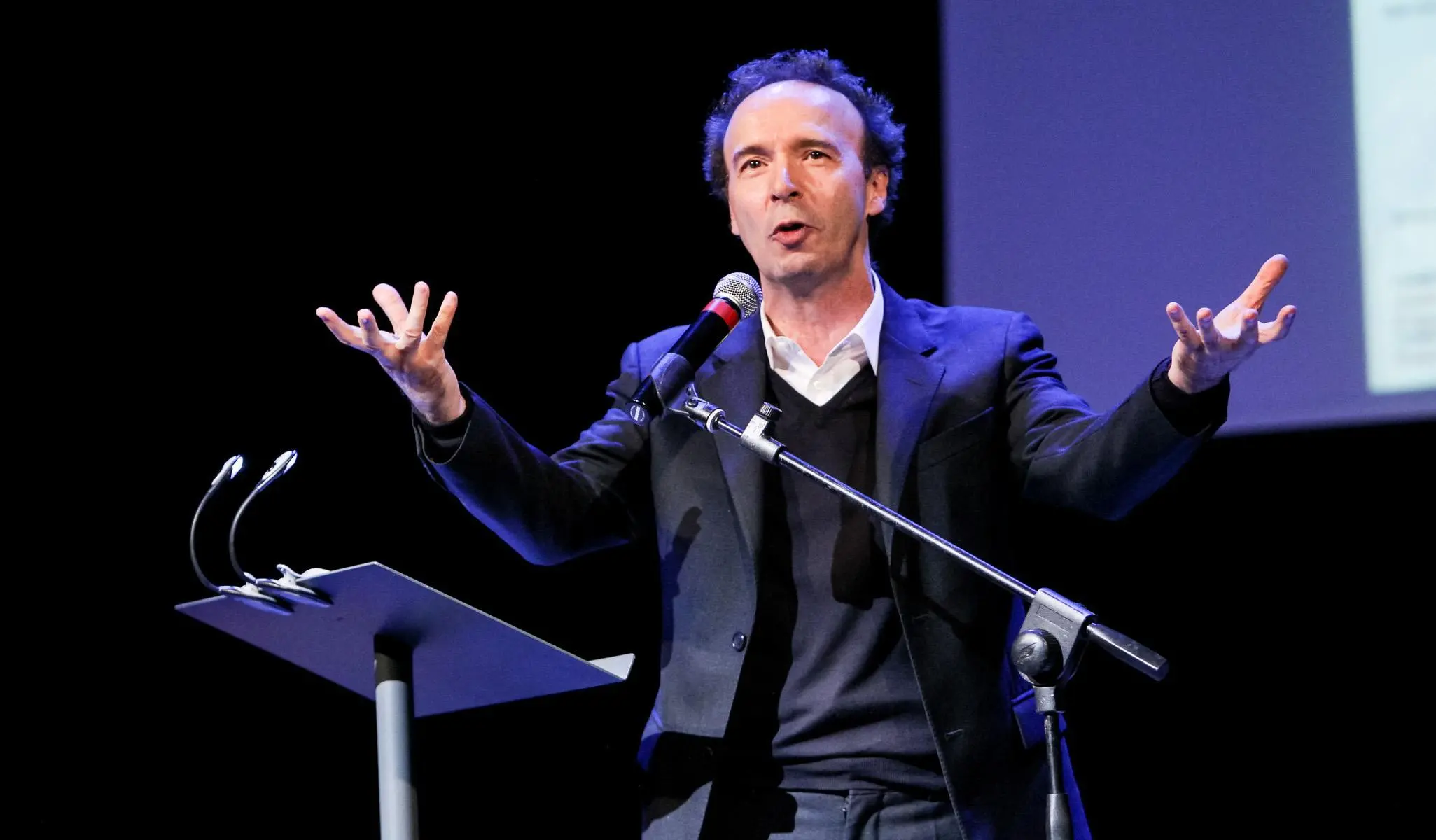 Roberto Benigni: "Voterò sì al referendum". Bufera sui social