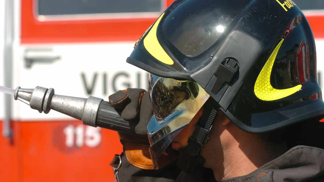 Incendio in Costiera Amalfitana fiamme vicino a Maiori chiusa la