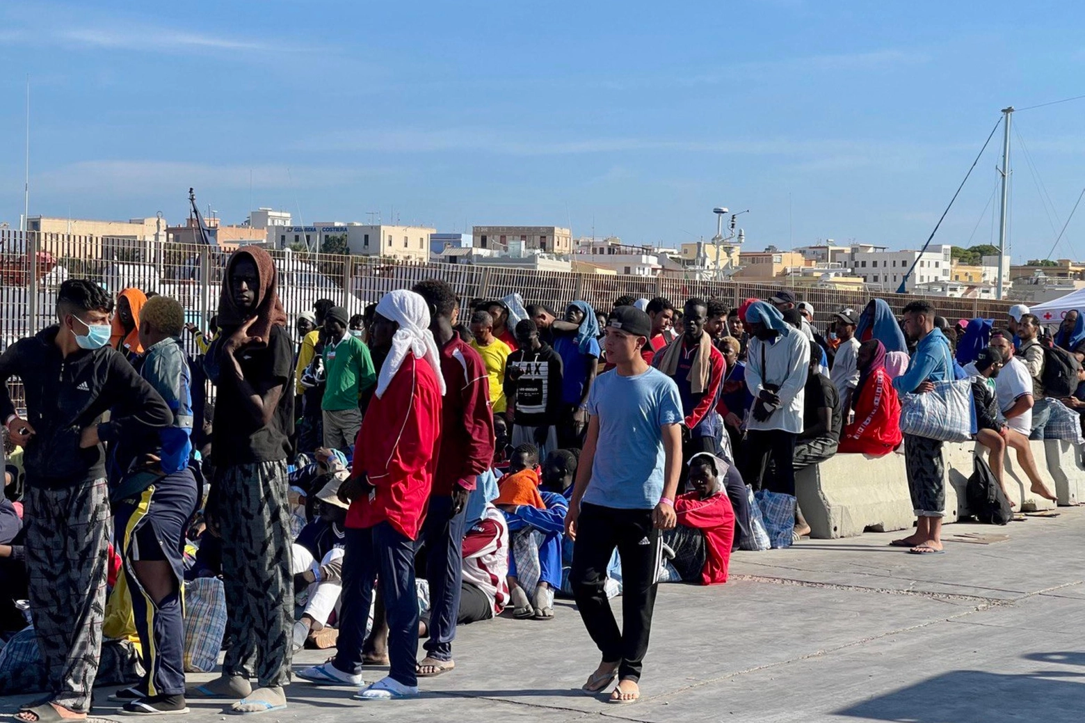 Al via ai trasferimenti di migranti da Lampedusa (Ansa)