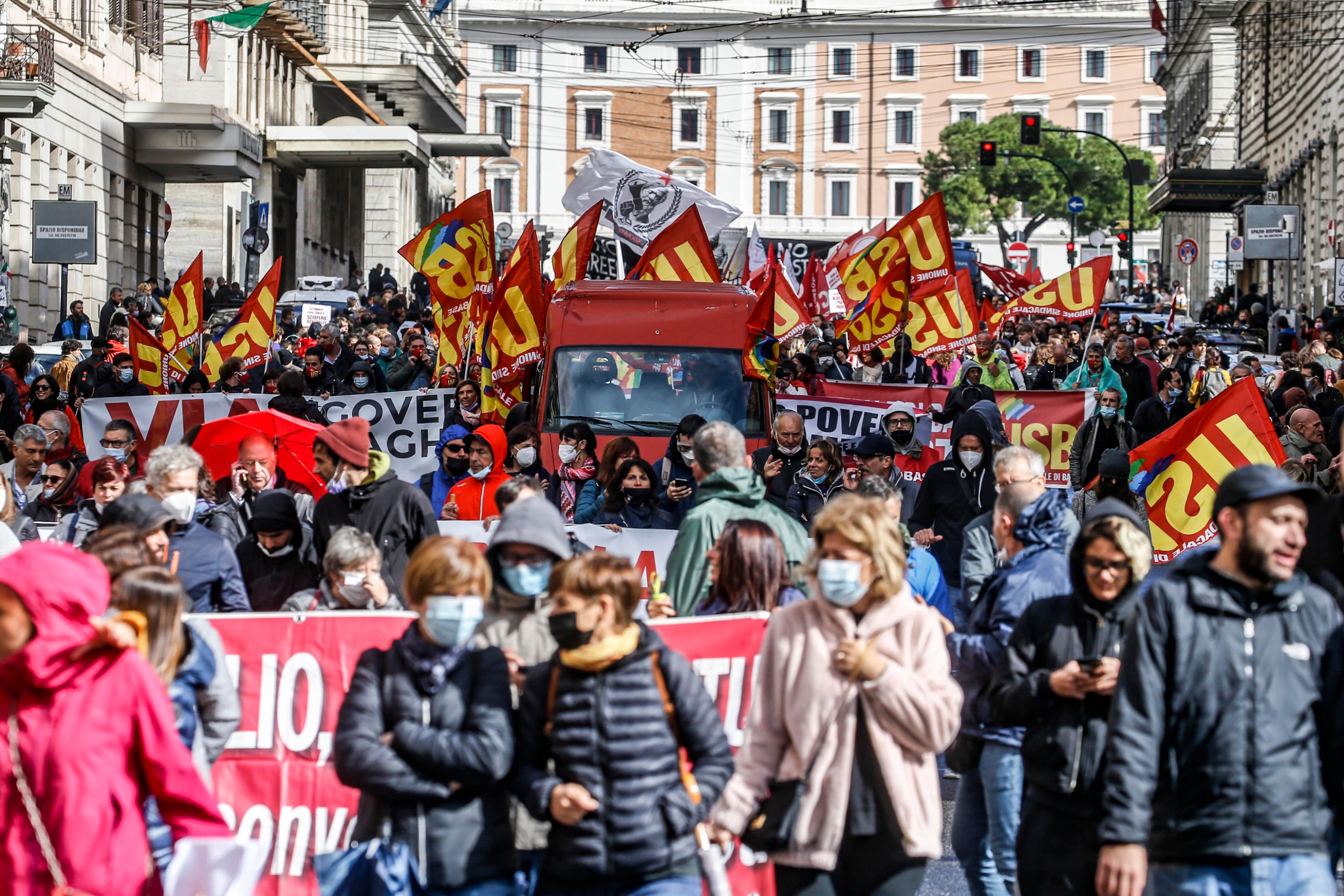 Roma, sciopero trasporti, il corteo dei manifestanti per le strade