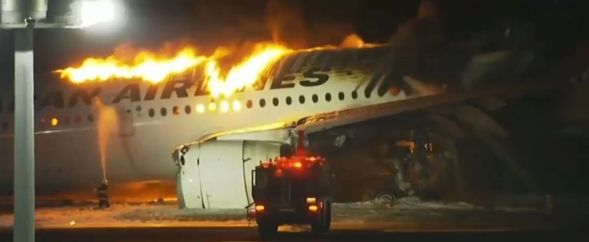 Incidente aereo a Tokyo tra volo di linea e mezzo della Difesa. Salvi i 379 a bordo, 5 morti sull’altro velivolo