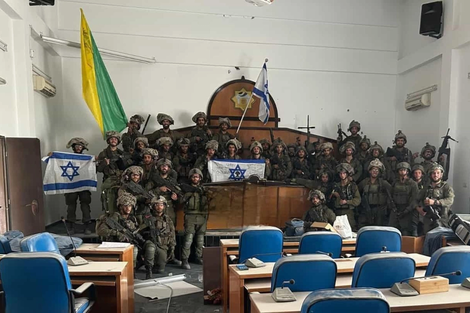 Soldati israeliani nel Parlamento di Gaza, 14 novembre (Ansa)