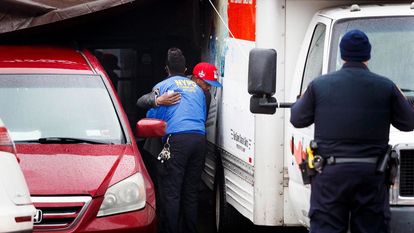 Camion pieni di salme trovati in strada a New York (Ansa)