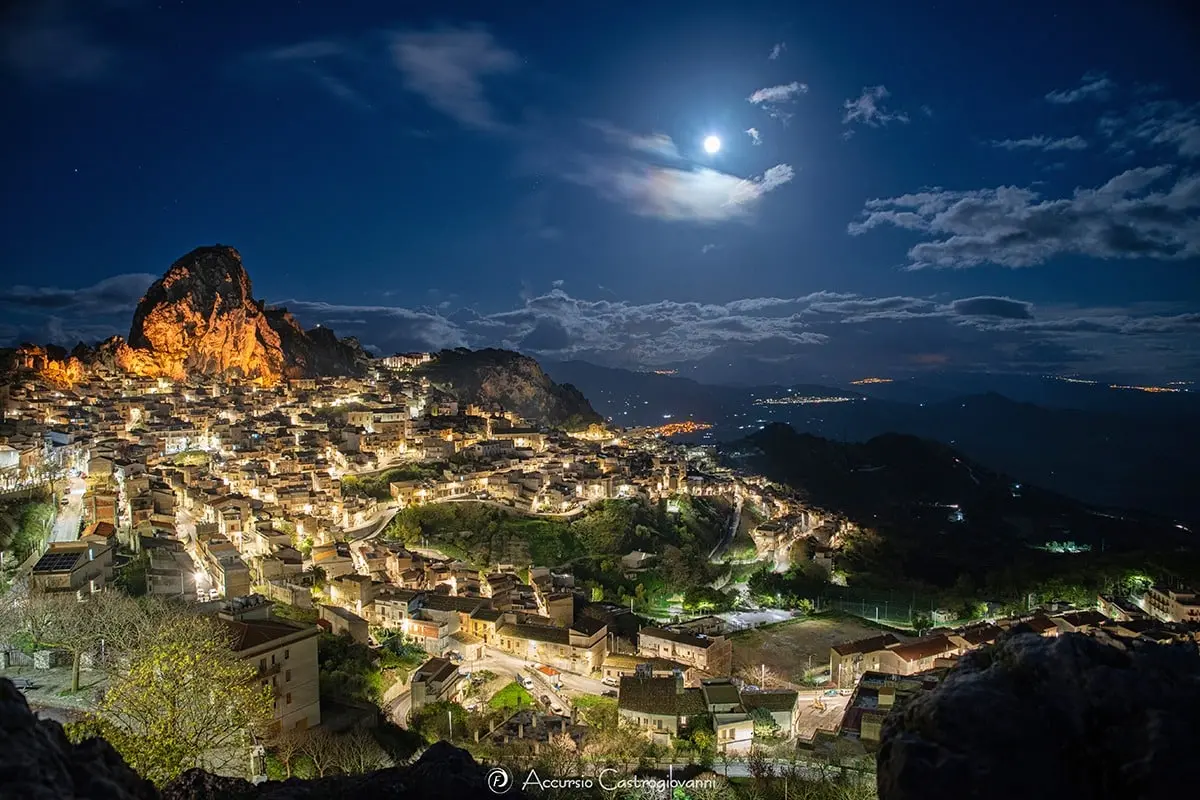 Natale in Sicilia sulla Costa del Mito: presepi viventi, mongolfiera e un tuffo in mare dalla Scala dei Turchi