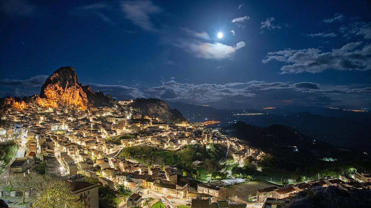 Natale in Sicilia sulla Costa del Mito: presepi viventi, mongolfiera e un tuffo in mare dalla Scala dei Turchi