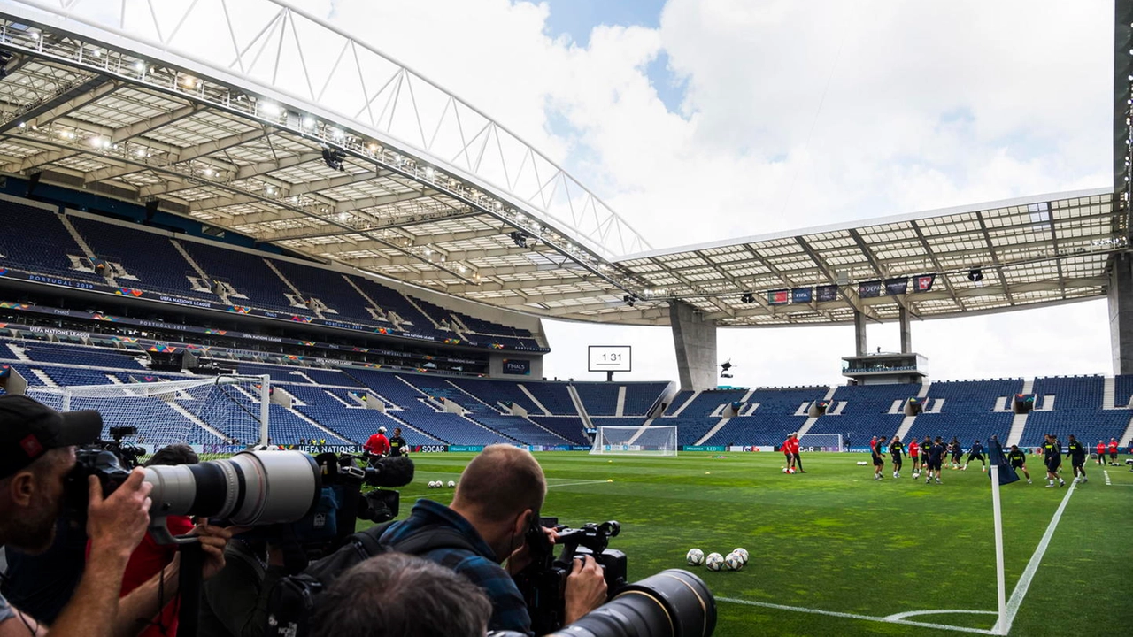 Lo stadio Dragao di Porto (Ansa)