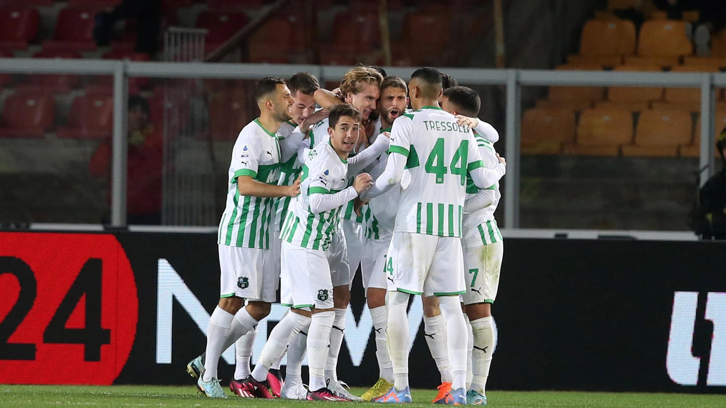 Lecce- Sassuolo 0-1: Kristian Thorstvedt festeggiato dai suoi dopo il gol