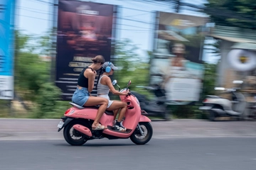 Incidente auto contro scooter a Pianura: ragazza di 17anni aggredita dopo lo scontro