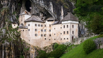 Il Castello di Predjama, costruito in una grotta