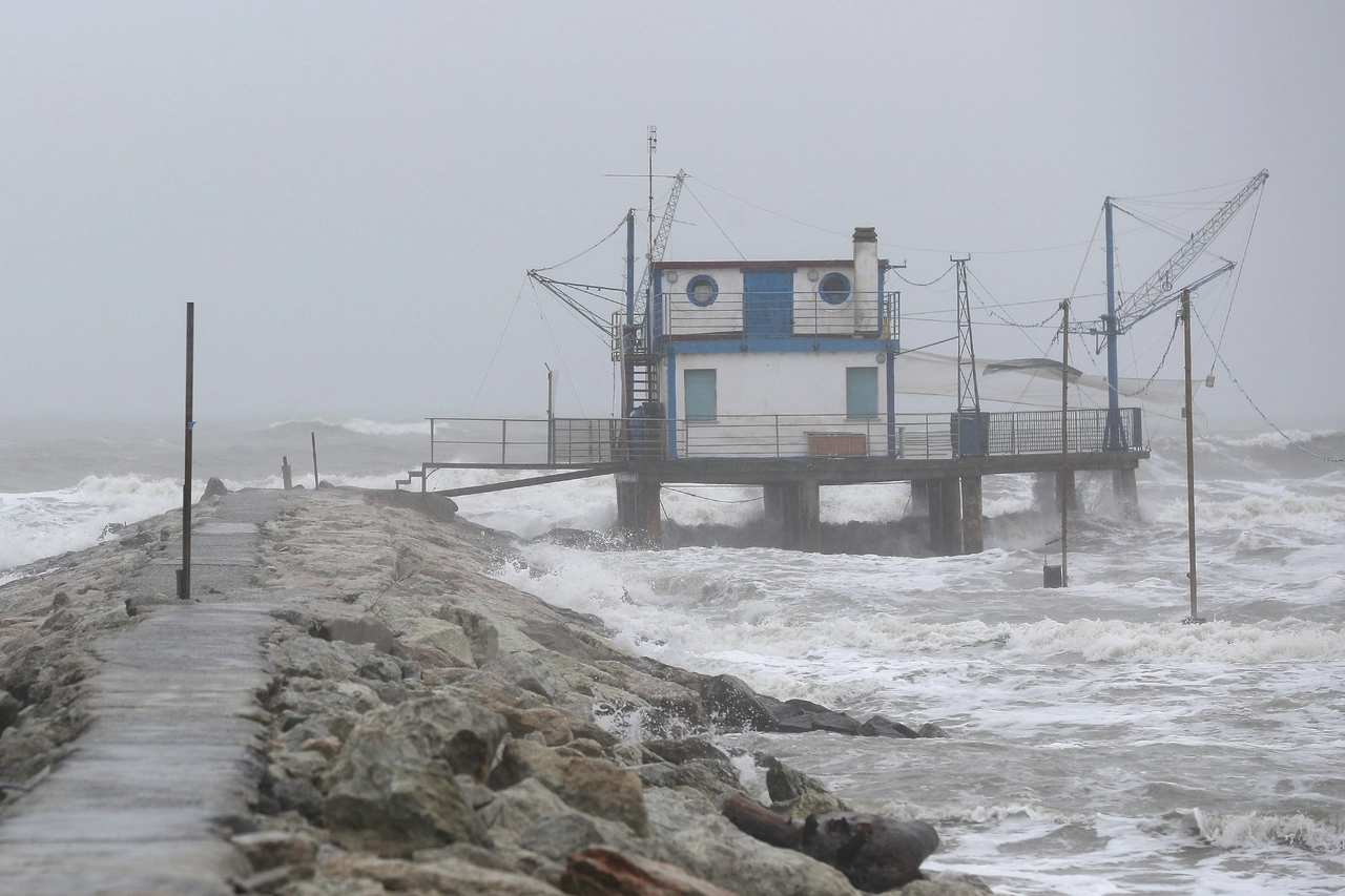 Previsioni meteo, arriva il ciclone Medusa. Nella foto di archivio una mareggiata (Zani)