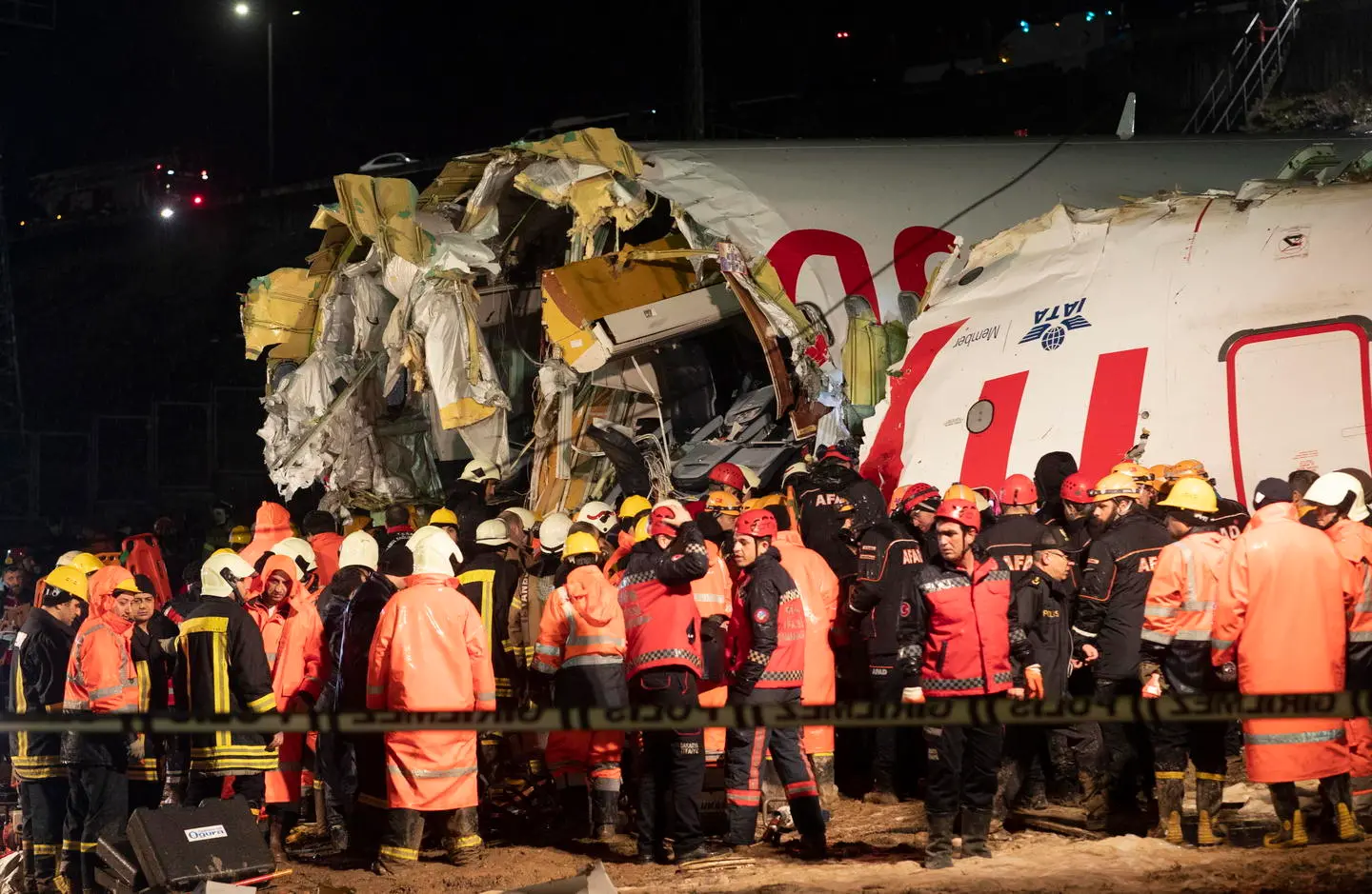 Turchia, a Istanbul aereo fuori pista: si spezza. "Tre morti e almeno 157 feriti"