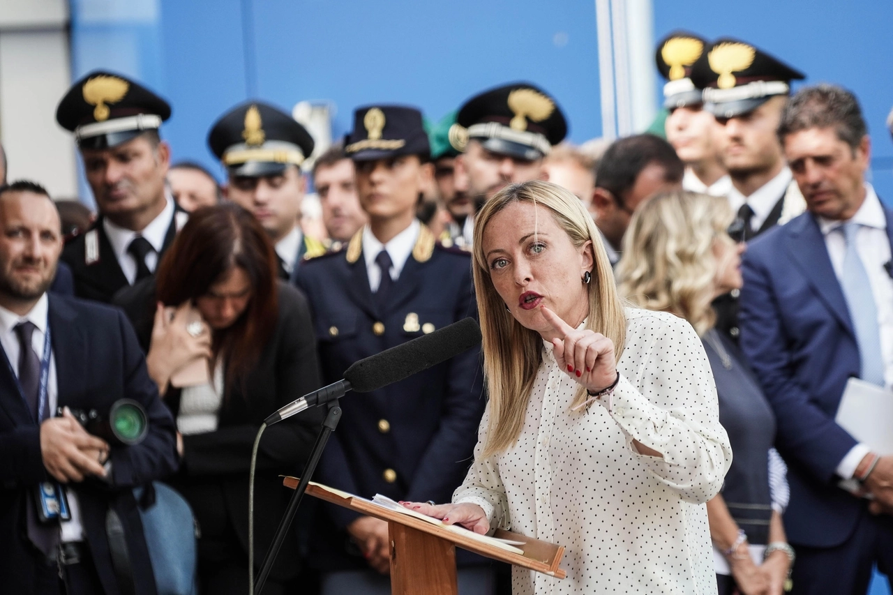 La premier Meloni nel corso della visita a Caivano