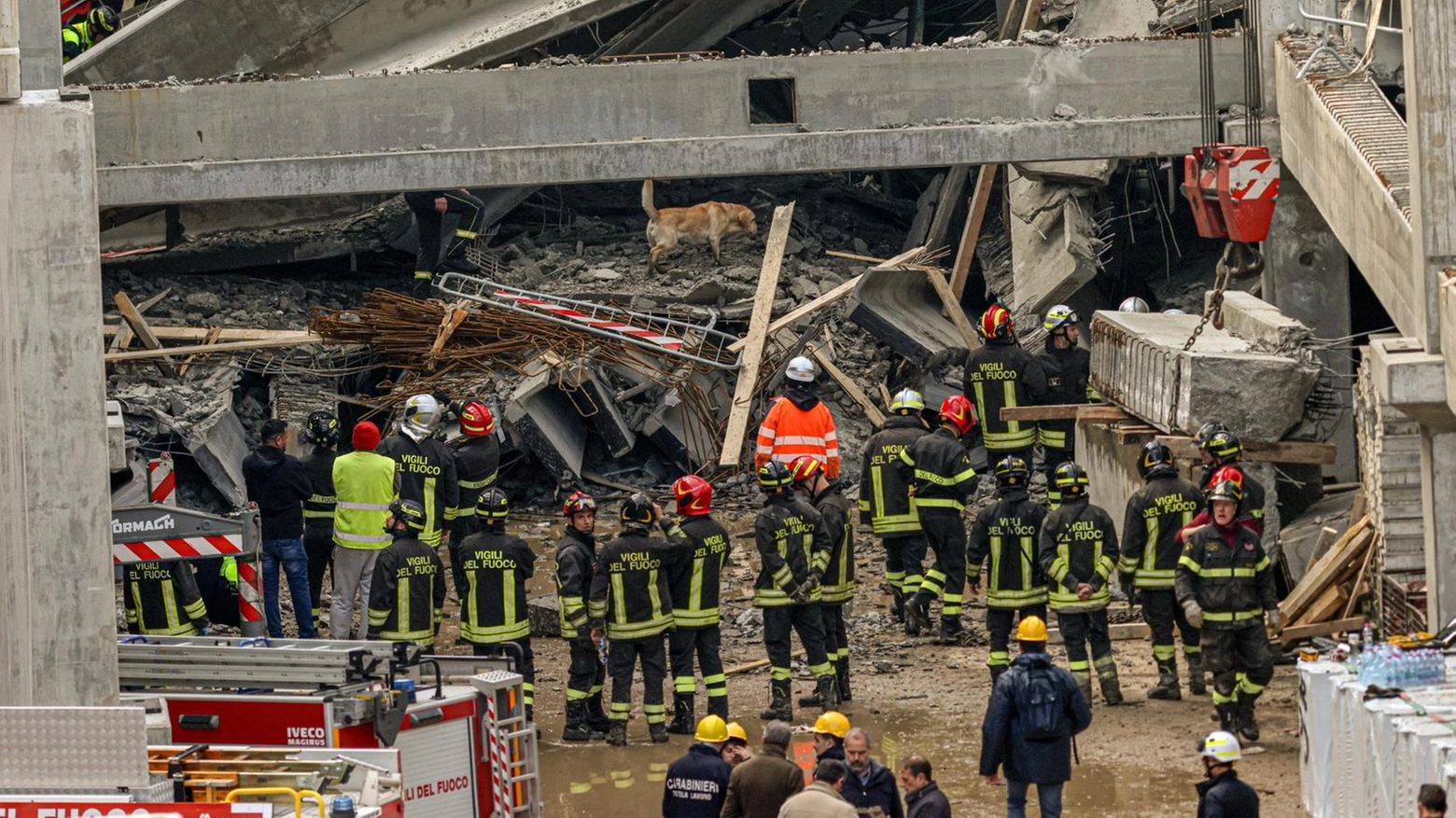 Inghiottito dal cemento. Manca l’ultimo operaio. I pompieri tra le macerie:: "Il corpo è sotto due solai"