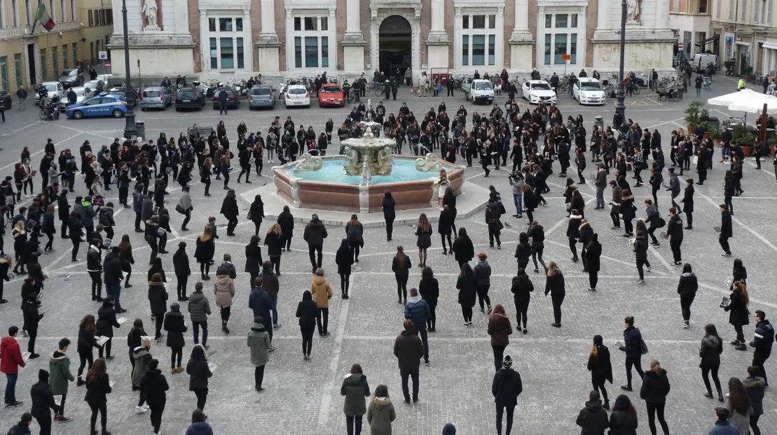 Giorno della memoria, flash mob degli studenti in piazza del Popolo