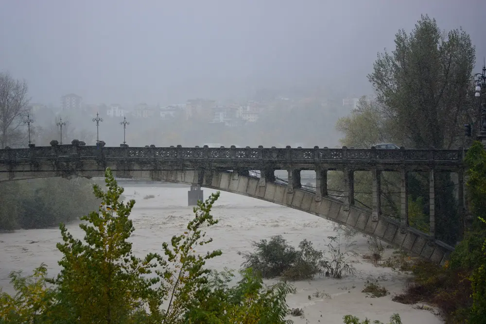 Previsioni meteo, domenica sotto l'acqua al Nord: pioggia, grandine e nubifragi