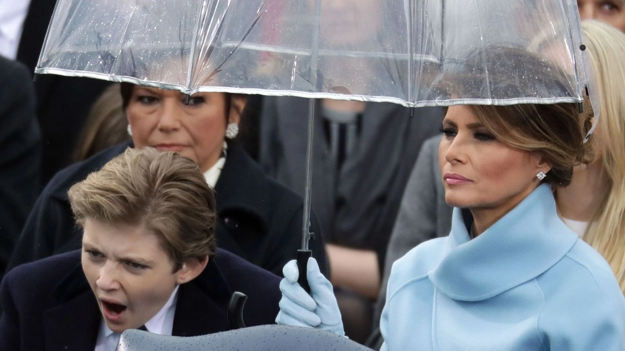 Barron Trump e la madre Melania (Afp)