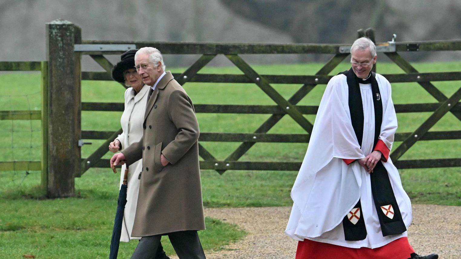 Saluti e sorrisi ai sudditi. Carlo va in chiesa a braccetto con Camilla