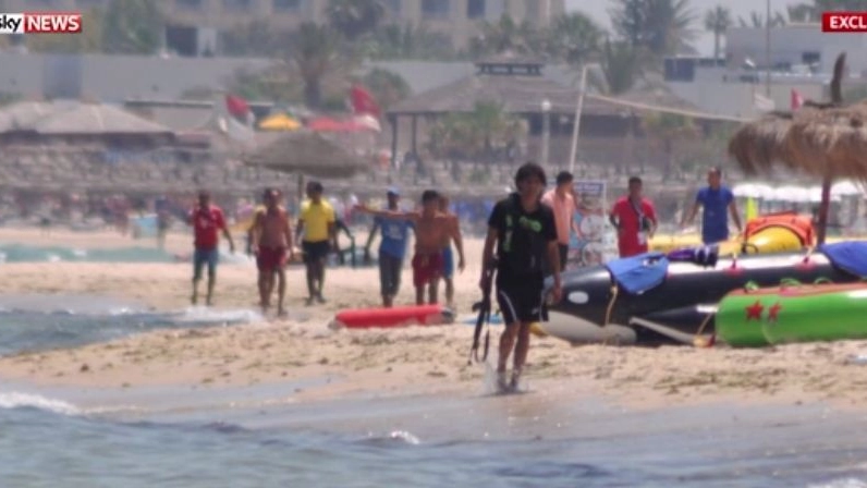 Il terrorista sulla spiaggia di Sousse (Foto SkyNews)