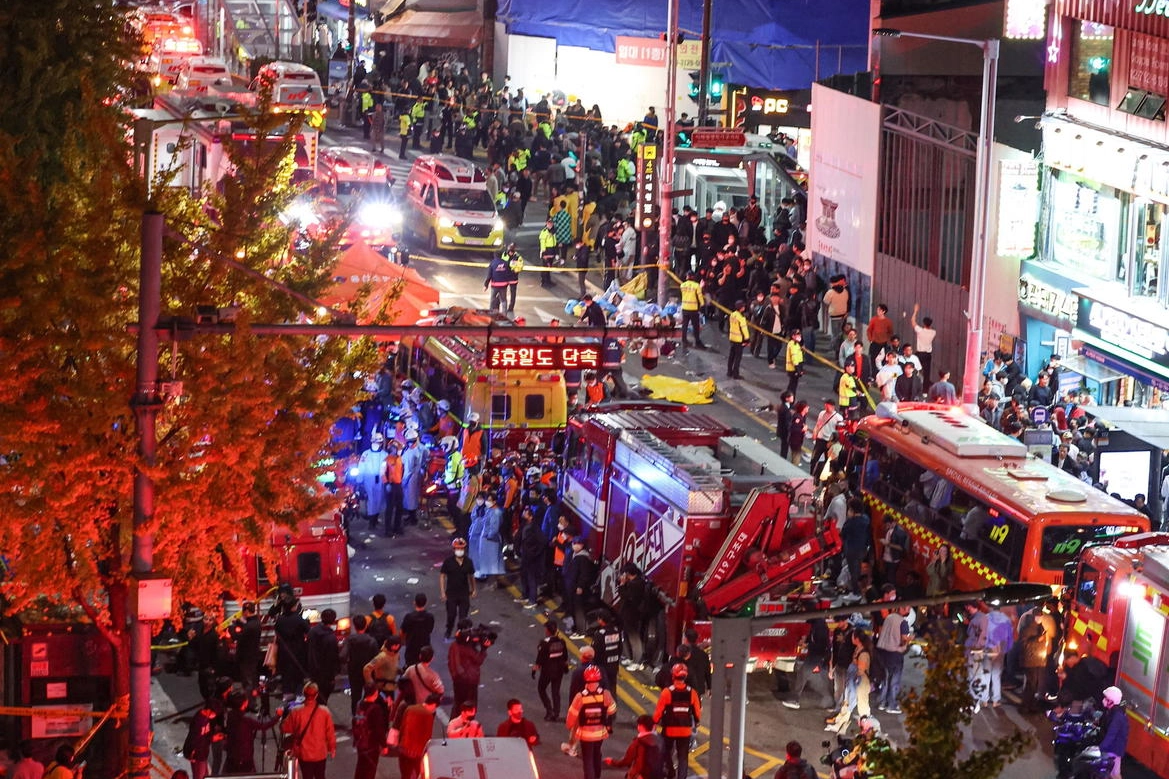 I soccorritori nel quartiere di Itaewon (Epa)