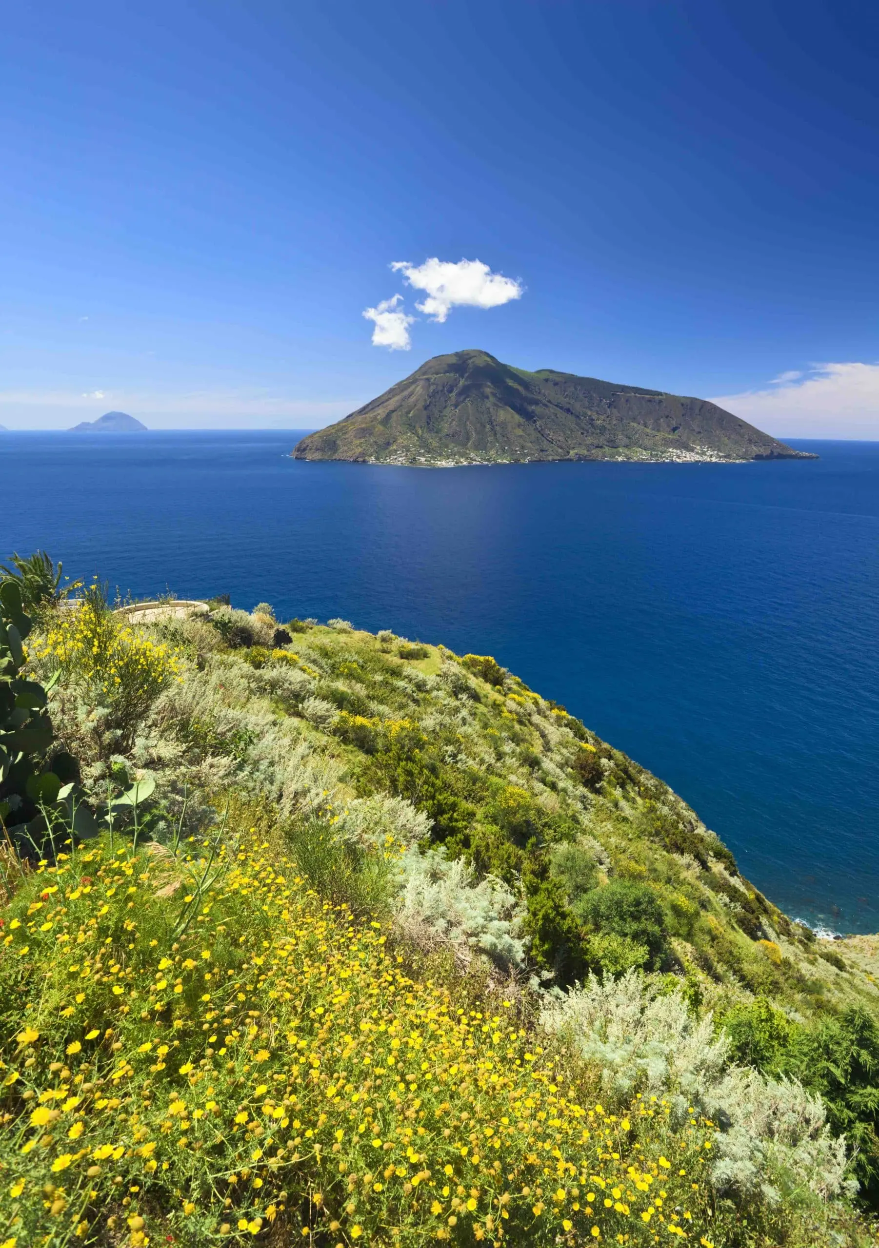 Vulcani, grotte e flutti: isole Eolie da sogno