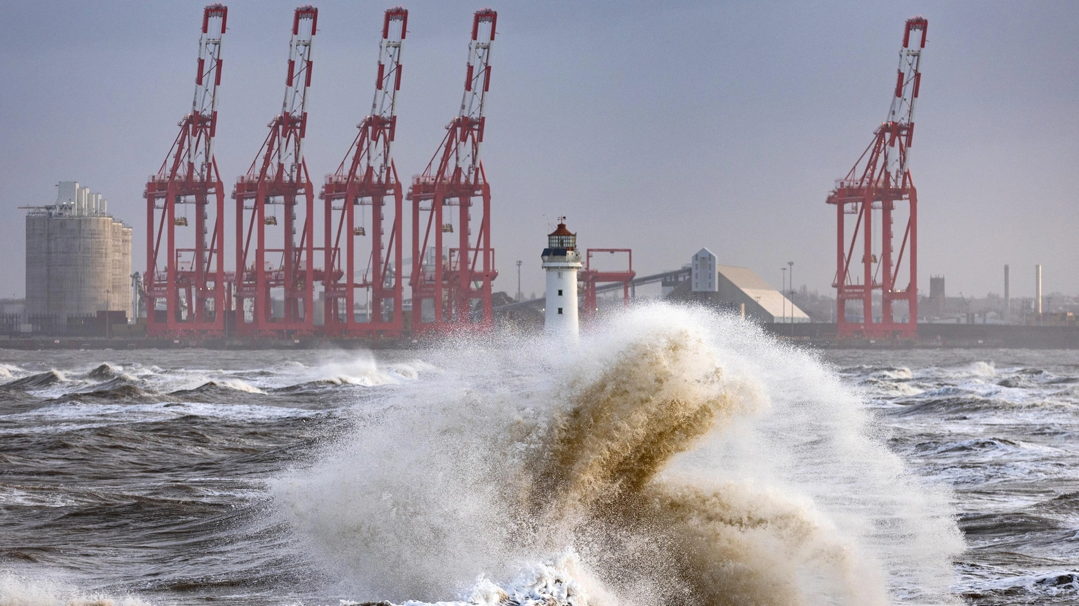 Mare in tempesta a New Brighton (Ansa)