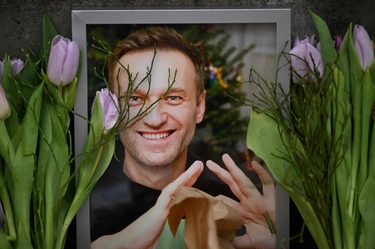 Navalny, la madre: “Mi hanno mostrato il corpo e mi hanno minacciato”. Biden incontra vedova e figlia. Frasi choc di Medvedev