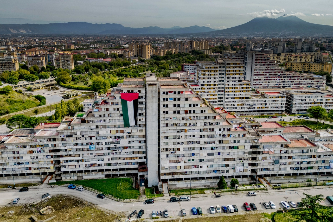 La bandiera è stata esposta sulla Vela Azzurra di Scampia (Napoli)