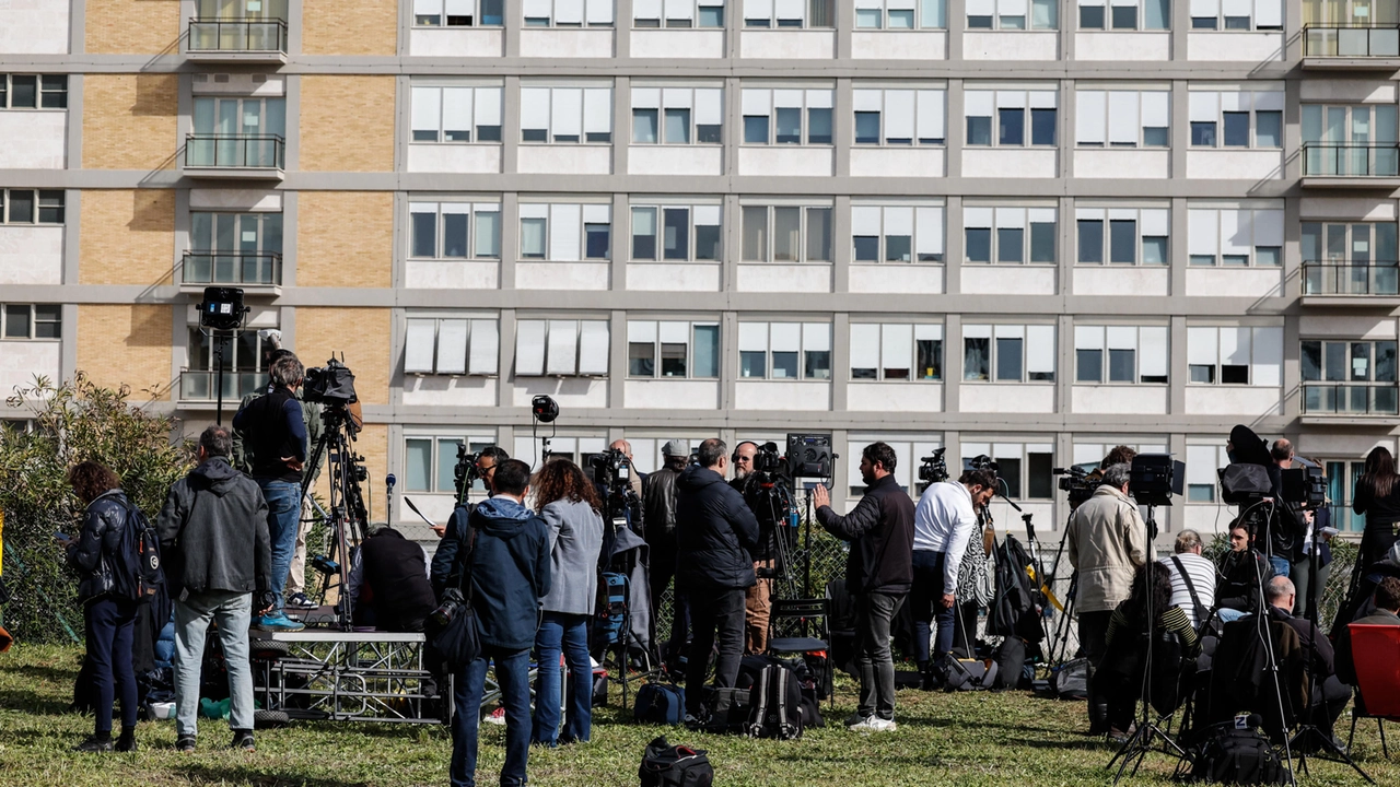 Folla di giornalisti davanti all'ospedale Gemelli dove è ricoverato il Papa (Ansa)