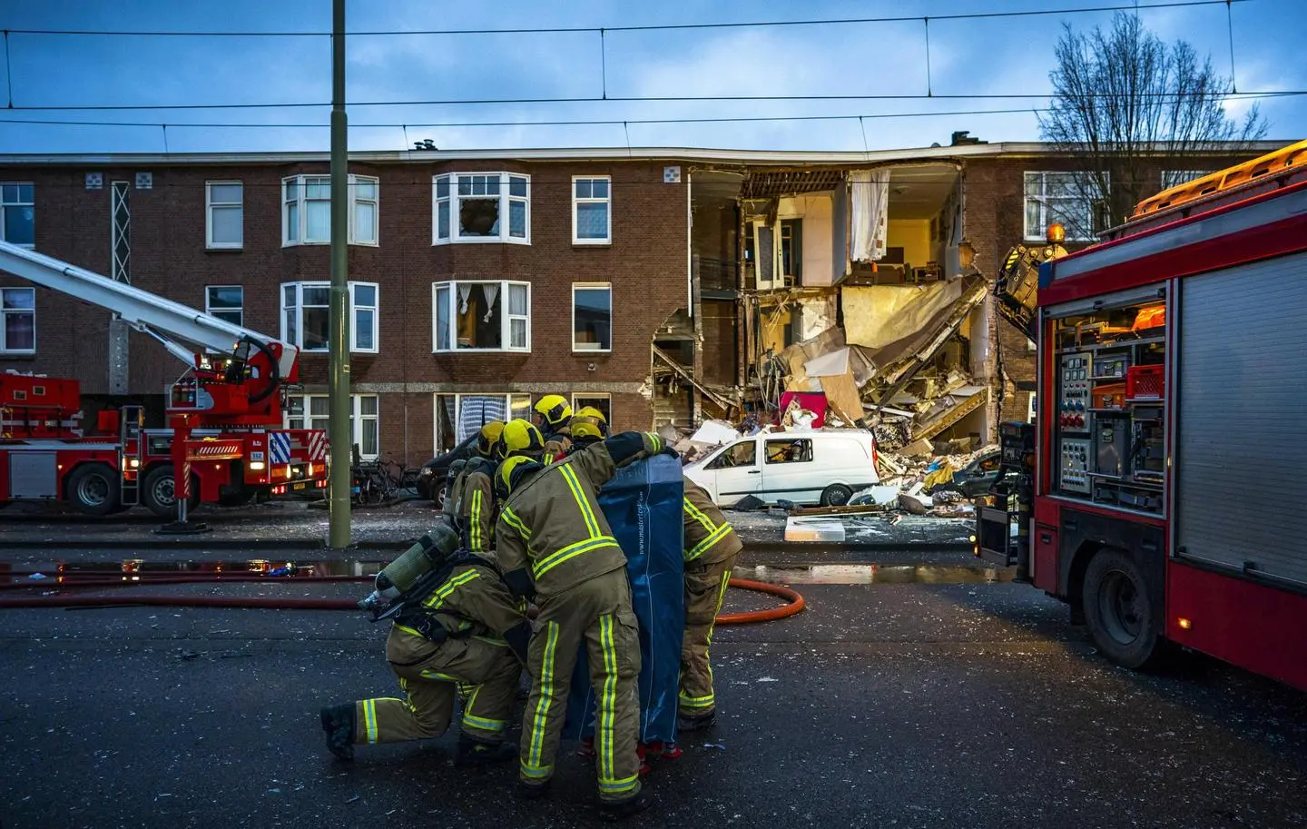 Olanda, esplosione fa crollare un palazzo all'Aia. Si scava tra le macerie