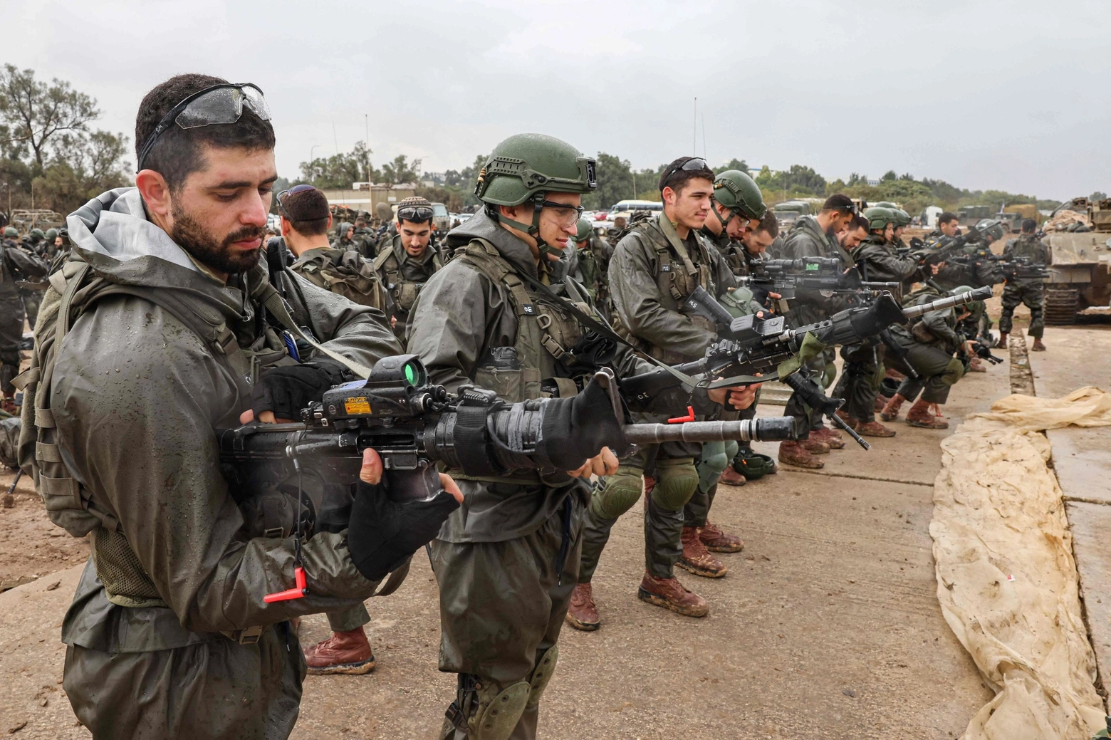 Soldati israeliani si preparano per un raid a Gaza