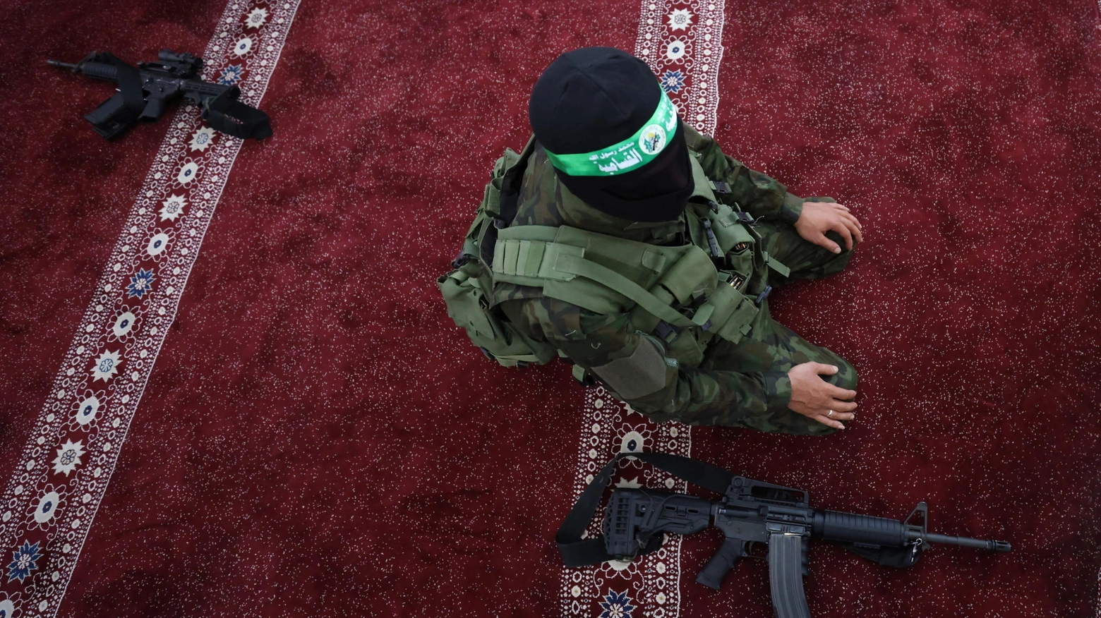 Un miliziano delle Brigate Ezzedin al-Qassam, l'ala militare di Hamas, in preghiera