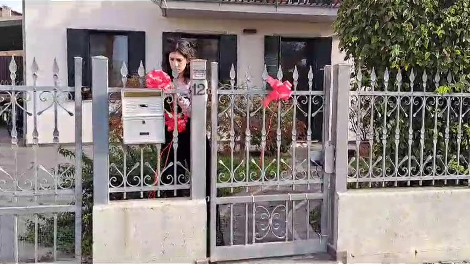 Nastri rossi per laurea Giulia sul cancello di casa: li ha appesi la sorella Elena