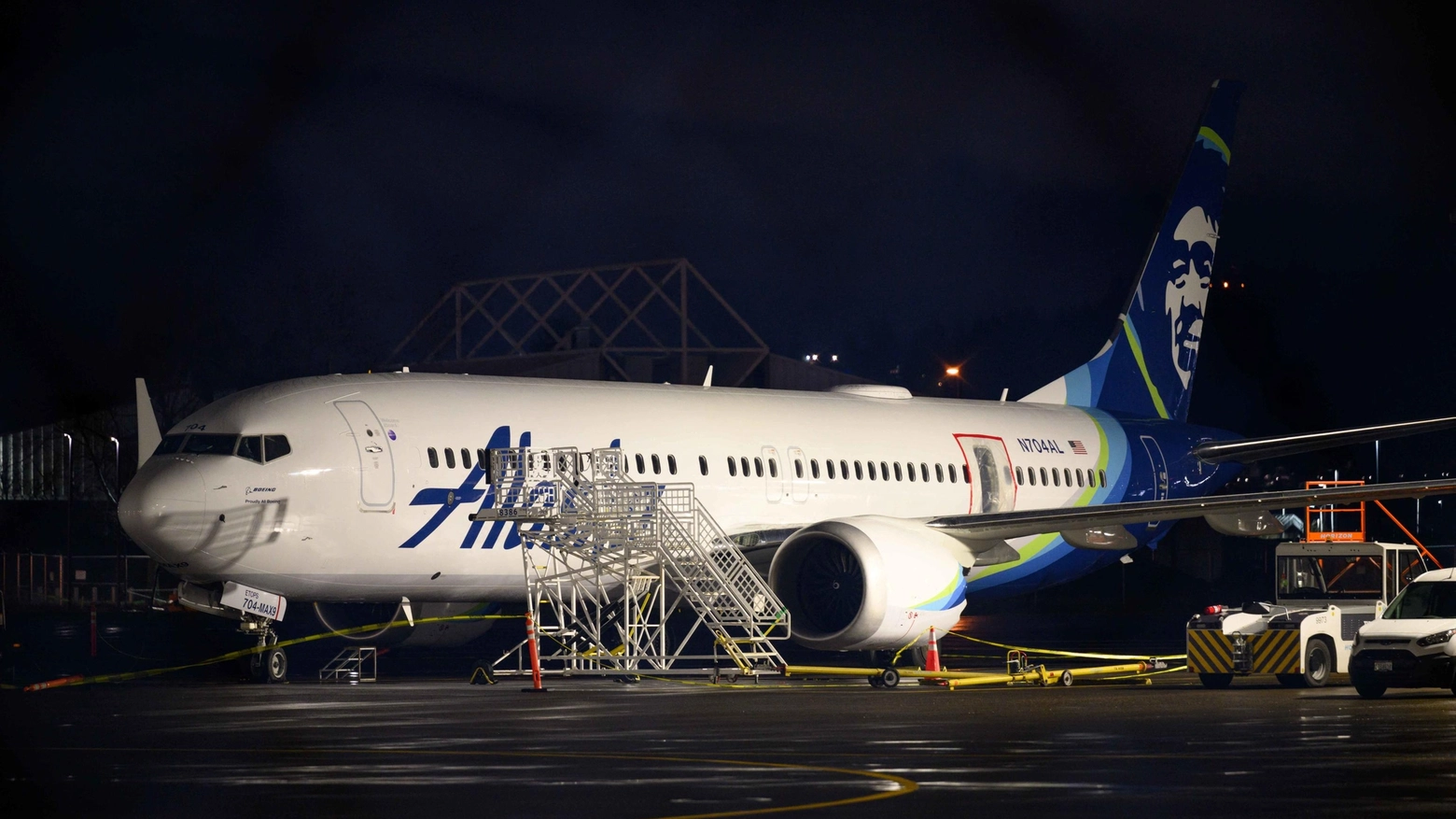 Il Boeing 737 Max di Alaska Airlines che ha perso in volo un portellone d'emergenza posteriore (poi ritrovato)