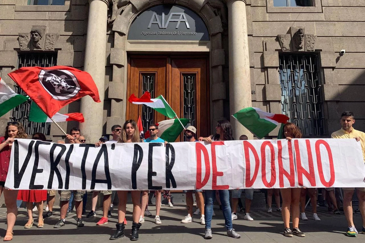 Striscione esposto sotto la sede di Aifa