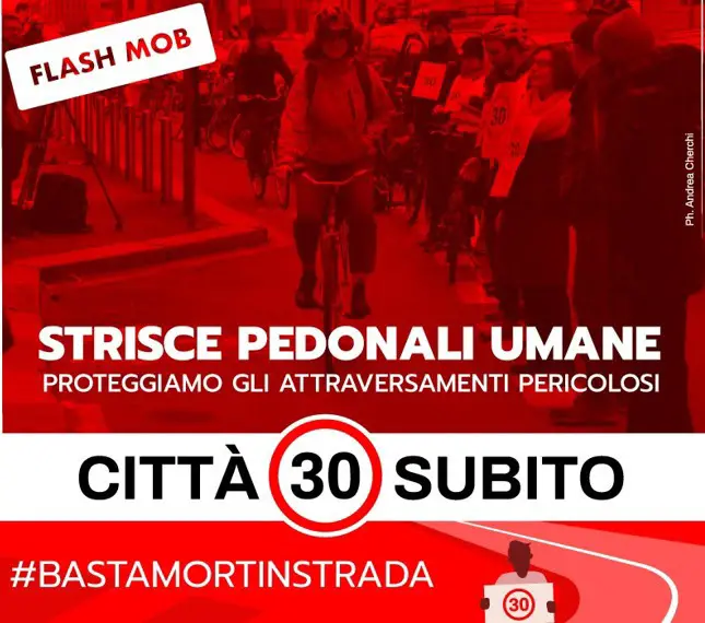 Sicurezza stradale, flash mob: strisce pedonali umane a Mergellina dove è morta Alessandra