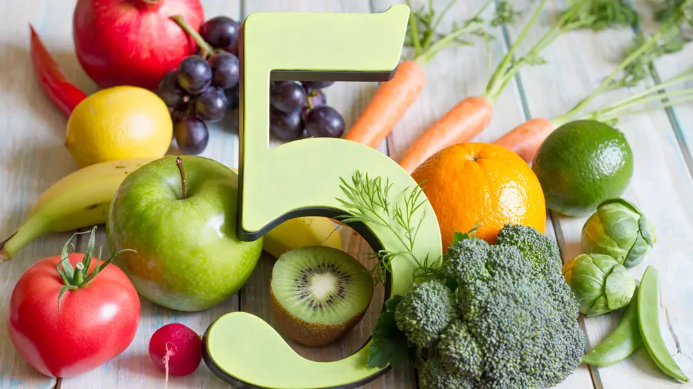 Ecco perché chi mangia 5 porzioni di frutta e verdura al giorno vive più a lungo