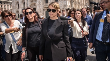 Funerali di Berlusconi: da Maria De Filippi in bianco alle lacrime di Francesca Pascale, folla di vip