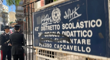 Occupazioni abusive, buco da oltre 133 milioni in Comune: il caso dell’alloggio del custode della scuola “Vanvitelli” occupato da 35 anni