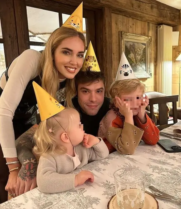 "Solo un minuto Leo. Fai un sorriso poi hai finito". Video di Chiara Ferragni nel mirino