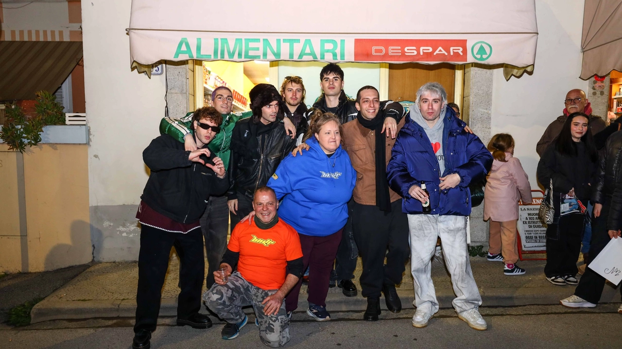 Bnkr 44, che festa a Villanova. Il ritorno del gruppo da Sanremo tra foto e autografi