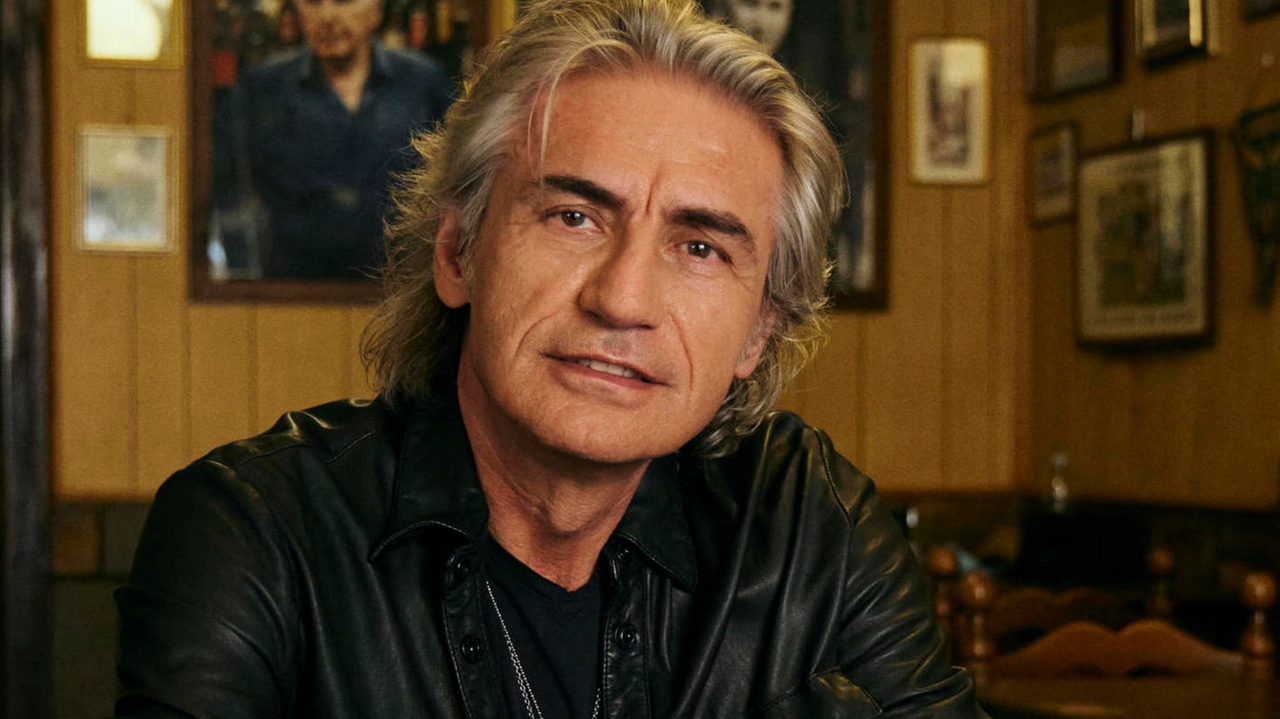 Luciano Ligabue, 63 anni. Venerdì uscirà il nuovo album Dedicato a noi