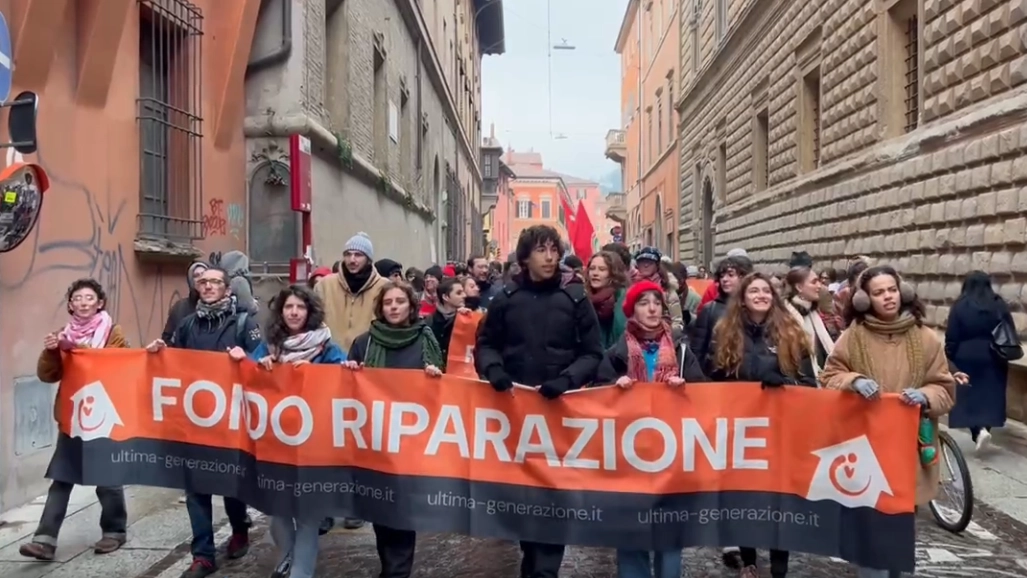 Una manifestazione del gruppo Fondo Riparazione di Ultima Generazione (foto d'archivio)