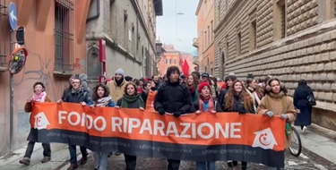 Un’altra protesta di Ultima Generazione, due attivisti bloccano il traffico tra Trastevere e via Giulia: “La prigione ci fa paura, il clima di più”