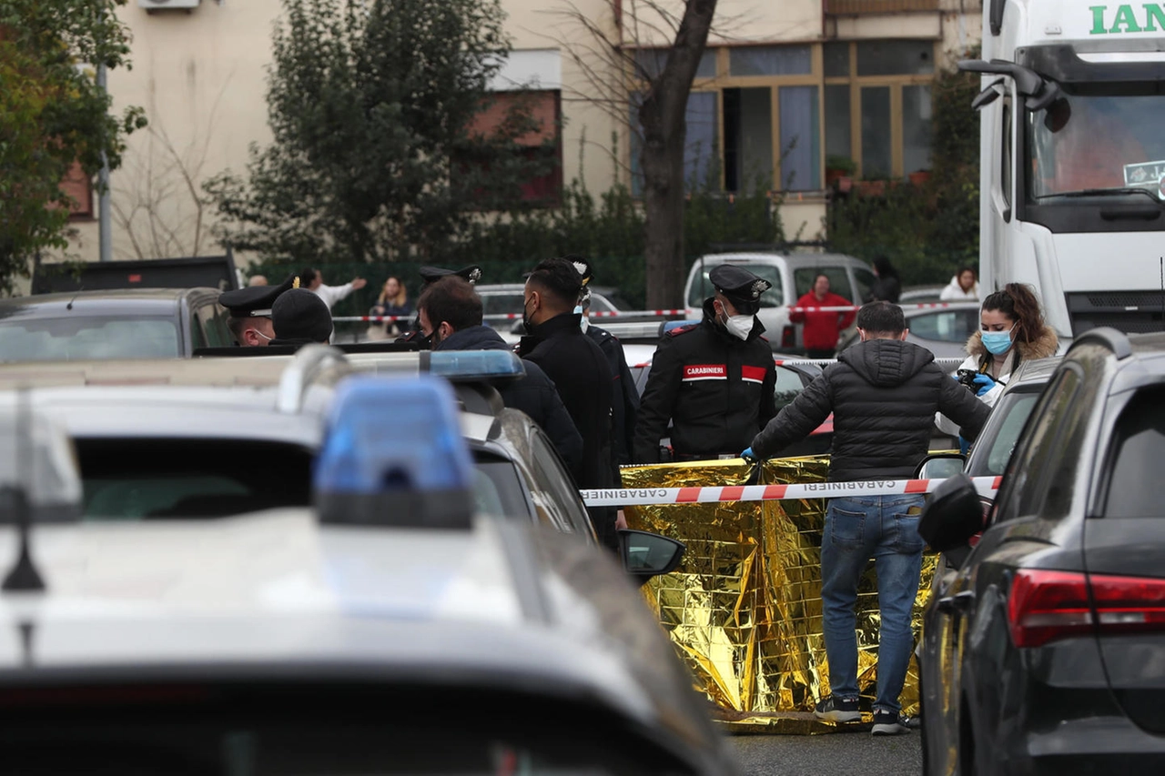 I rilievi dei carabinieri e della scientifica sul luogo del delitto di Paolo Corelli 