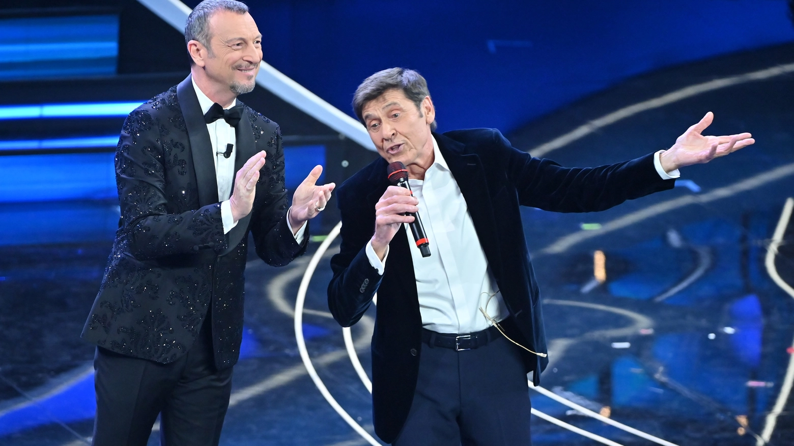 Gianni Morandi insieme ad Amadeus a Sanremo 2023