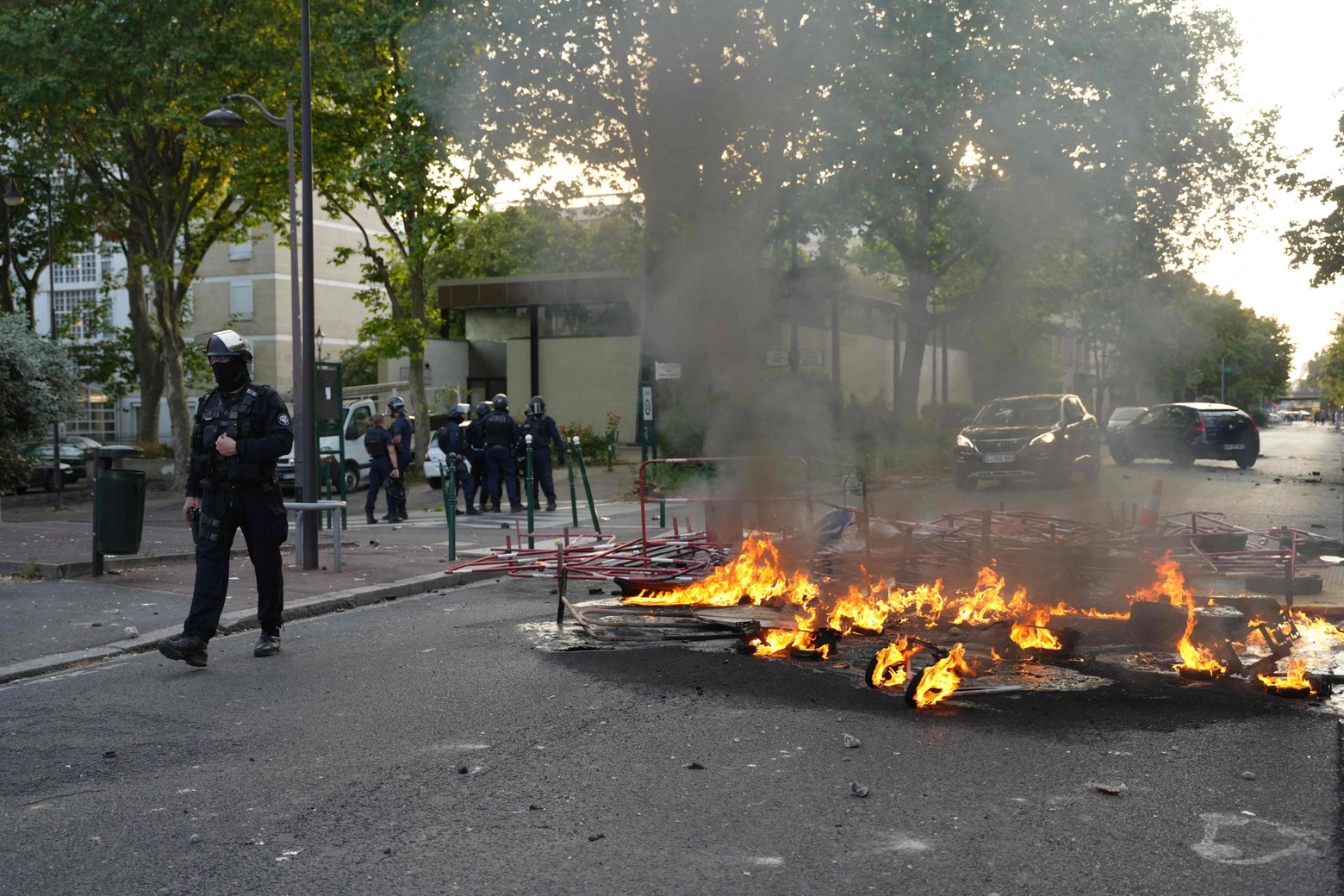 Scontri nella notte a Nanterre, vicino Parigi